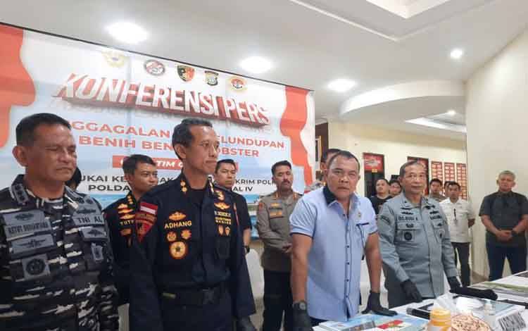 Direktur Tindak Pidana Tertentu (Dirtipidter) Bareskrim Pol. Brigjen Pol. Nunung Syaifuddin (kedua dari kanan) memberikan keterangan kepada wartawan di Makopolda Kepri, Kota Batam, Kamis (31/10/2024). (ANTARA/Laily Rahmawaty)