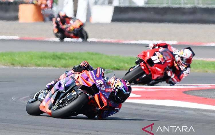 Pembalap Prima Pramac Jorge Martin (depan) memacu kecepatan motornya diikuti pembalap Red Bull GASGAS Tech3 Pedro Acosta saat berlaga dalam MotoGP Mandalika di Pertamina Mandalika International Street Circuit, Lombok Tengah, NTB, Minggu (29/9/2024). ANTARA FOTO/Akbar Nugroho Gumay/YU/am.