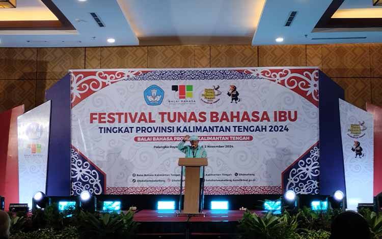 Kepala Balai Bahasa Provinsi Kalimantan Tengah, Drs Muhammad Muis dalam pembukaan FTBI pada Kamis, 31 Oktober 2024. (FOTO: TESTI PRISCILLA)