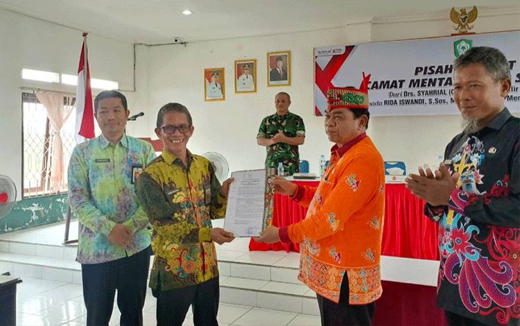Serah terima jabatan Camat Mentaya Hilir Selatan. (FOTO: IST)
