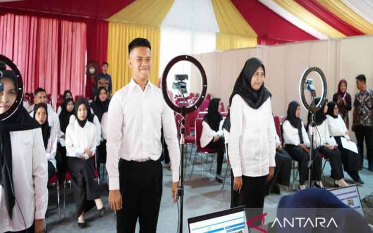 Peserta seleksi CPNS Kementerian ATR saat mengikuti Seleksi Kompetensi Dasar (SKD) di Kantor Regional VIII Badan Kepegawaian Negara (BKN) di Banjarbaru. ANTARA/Firman