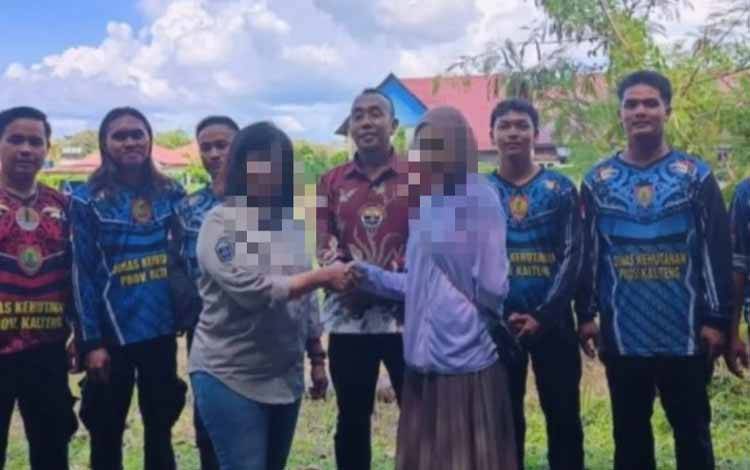 FC? dan tim Damkar Dishut Provinsi Kalteng usai dimediasi oleh Ketua Tim Virtual Police Bidhumas Polda Kalteng Ipda Shamsuddin (Foto : Tim Virtual Police Bidhumas Polda Kalteng)