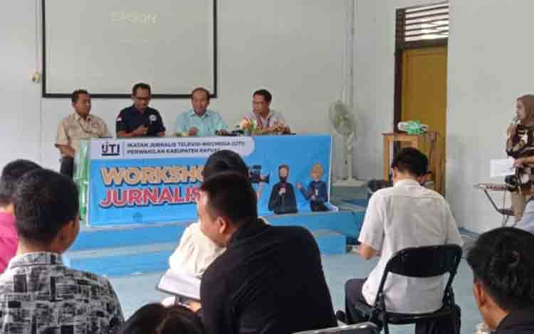 Suasana saat kegiatan workshop jurnalistik yang digelar IJTI Kapuas di STIE Kuala Kapuas, Sabtu, 2 November 2024. (FOTO: IST)