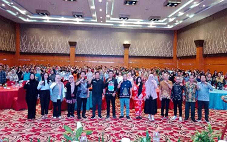 Kepala Dinas Pendidikan Seruyan, Rusdi Hidayat foto bersama saat membuka Sosialisasi Pembelajaran PPG bagi calon peserta PPG Tahap 3 Kabupaten Seruyan Tahun 2024. (Foto : Ist)