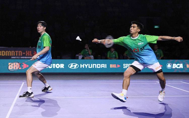 Pasangan ganda putra Sabar Karyaman Gutama (Indonesia) dan Seo Seung Jae (Korea Selatan) saat bertanding di turnamen BDMNTN-XL di Istora Senayan Jakarta. (ANTARA/HO/BDMNTN-XL)