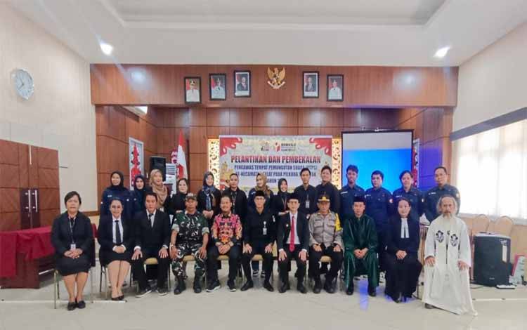 Jajaran Panwaslu Kecamatan Selat bersama Ketua Bawaslu Kapuas serta tripika kecamatan usai pelantikan Pengawas TPS, Minggu, 3 November 2024. (FOTO: IST)