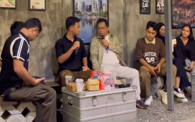 Cabup Kapuas, Erlin Hardi saat talk show bersama generasi muda dan pelaku UMKM, tadi malam. (FOTO: IST)