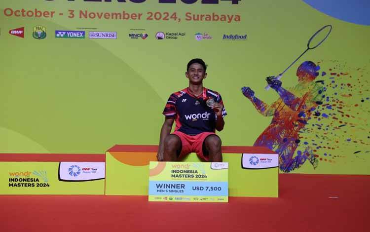 Tunggal putra Indonesia Alwi Farhan berfoto dengan medali usai memenangkan Indonesia Masters II Super 100-2024 di Surabaya, Minggu (3/11/2024). (ANTARA/HO/PP PBSI)