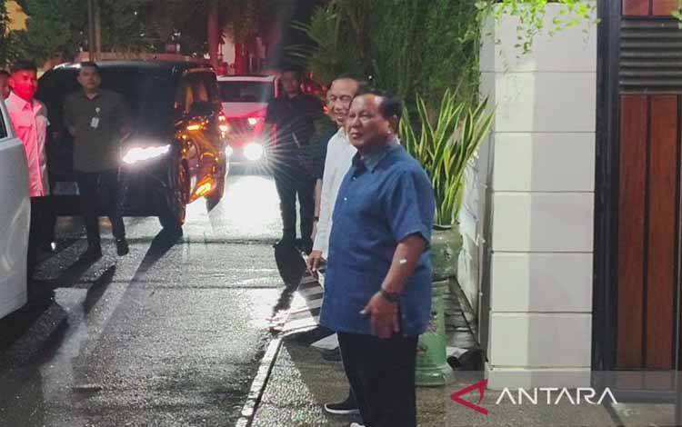 Presiden RI Prabowo Subianto dan presiden ke-7 RI Jokowi menyapa wartawan di Solo, Jawa Tengah, Minggu (3/11/2024). ANTARA/Aris Wasita