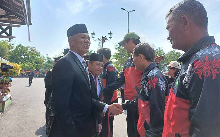 Ketua DPRD Kotawaringin Timur Rimbun turut melepas atlet Pra Popnas Kotim. (DEWI PATMALASARI)