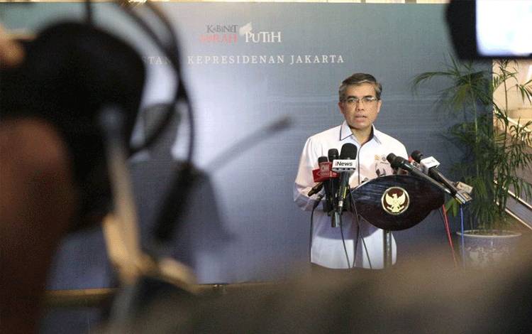 Menteri Ketenagakerjaan Yassierli saat menyampaikan keterangan seputar keputusan Mahkamah Konstitusi (MK) mengenai "judicial review" Undang-Undang Cipta Kerja di kompleks Istana Kepresidenan, Jakarta, Senin (4/11/2024). ANTARA/Rangga Pandu Asmara Jingga