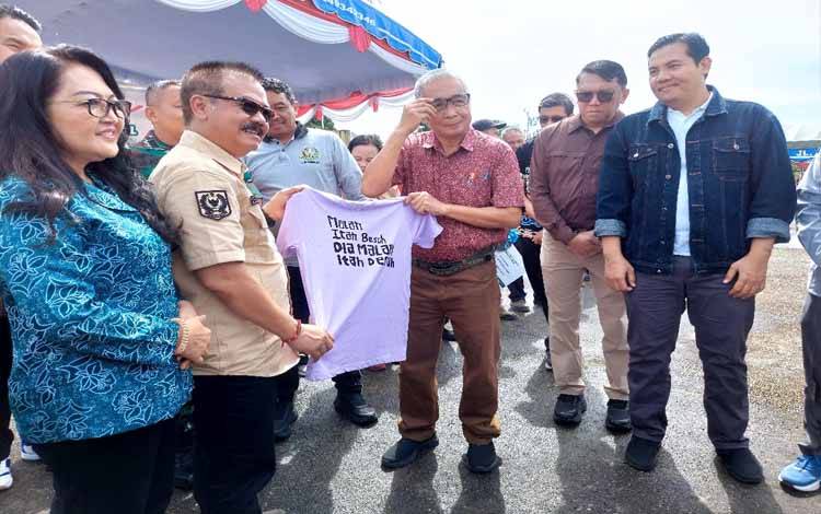 OJK Kalteng bersinergi dengan Pemerintah Kabupaten Gunung Mas dalam pelaksanaan kegiatan Peringatan Hari Tani dan Hari Pangan Sedunia Tingkat Kabupaten Gunung Mas.(FOTO: OJK Kalteng)