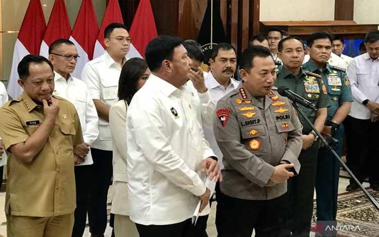 Kapolri Jenderal Listyo Sigit Prabowo menjawab pertanyaan wartawan saat jumpa pers terkait tujuh desk bentukan Menko Polkam Budi Gunawan di Kantor Kemenko Polkam RI, Jakarta, Senin (4/11/2024). ANTARA/Genta Tenri Mawangi