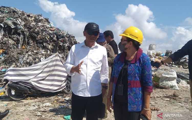 Staf Khusus Menteri Lingkungan Hidup Bagus Hariyanto (kiri) bersama Kepala UPTD Pengelolaan Sampah Dinas Lingkungan Hidup dan Kehutanan Bali Ni Made Armadi di sela meninjau Tempat Pemprosesan Akhir (TPA) Regional Sarbagita Denpasar, Bali, Selasa (5/11/2024). ANTARA/Dewa Ketut Sudiarta Wiguna
