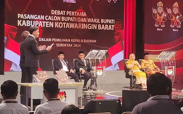 Debat pertama pasangan calon (paslon) Bupati - Wakil Bupati Kobar yang digelar di Grand Studio Metro TV Jakarta, Selasa, 5 November 2024.