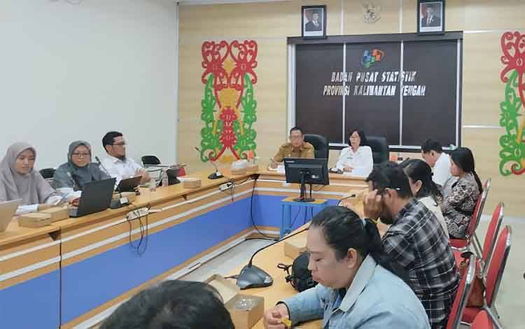 Kepala BPS Kalteng, Agnes Widiastuti didampingi Staf Ahli Gubernur Kalteng Bidang Ekonomi, Keuangan dan Pembangunan Yuas Elko menyampaikan berita resmi statistik pada Selasa, 5 November 2024. (FOTO: TESTI PRISCILLA)