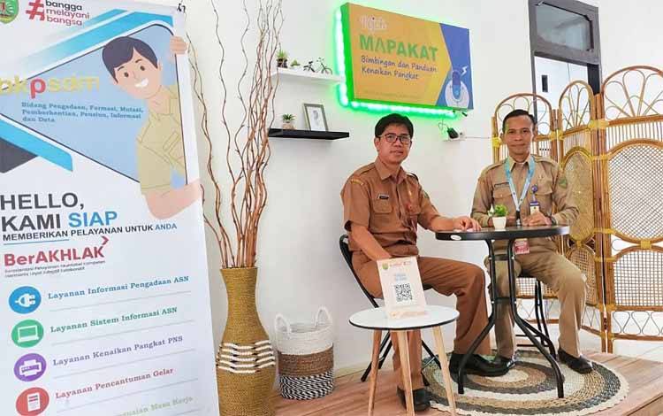 Kepala BKPSDM Barito Timur Jhon Wahyudi dan Kepala Bidang PFMP2ID Sapta Prasetyo, memperkenalkan inovasi baru bernama Pojok MAPAKAT, Selasa, 5 November 2024. (FOTO: MMC)