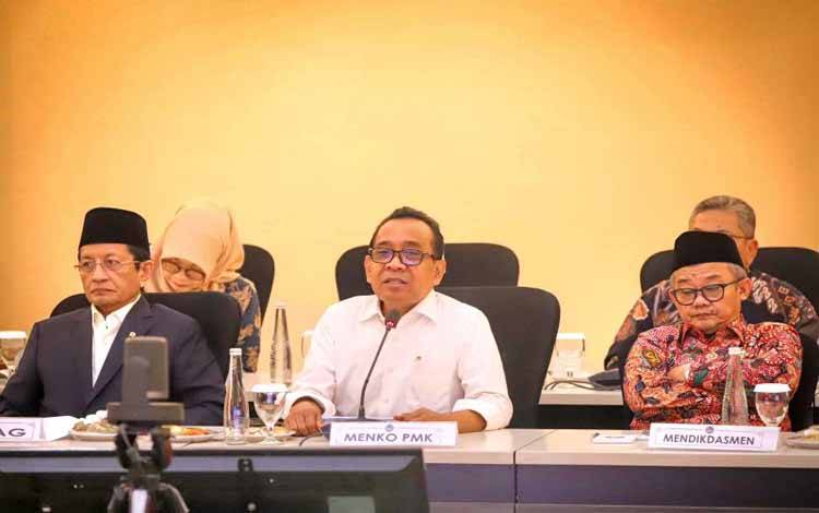 Menteri Pendidikan Dasar dan Menengah (Mendikdasmen) Abdul Mu'ti (kanan) mengikuti Rapat Tingkat Menteri di Kementerian Koordinator Bidang Pembangunan Manusia dan Kebudayaan (Kemenko PMK), Jakarta Pusat pada Selasa (5/11/2024). (ANTARA/HO-Biro Humas Kemenko PMK)