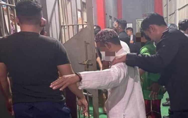Tim gabungan saat melakukan pemeriksaan kepada WBP dalam giat razia kamar hunian (Foto : IST)