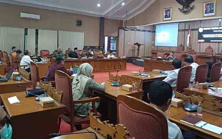 Rapat dengar pendapat Komisi III DPRD Kotawaringin Timur dengan manajemen RSUD dr Murjani Sampit, Rabu, 6 November 2024. (FOTO: DEWIP)