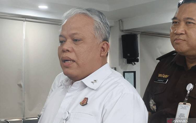 Kapuspenkum Kejaksaan Agung Harli Siregar menjawab pertanyaan awak media. (ANTARA/Nadia Putri Rahmani)