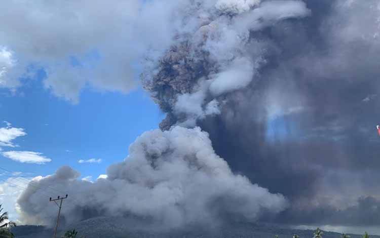 Erupsi di puncak Lewotobi. ANTARA/HO-PVBMG