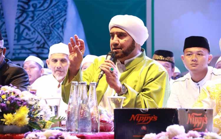 Habib Syech Bin Abdul Qodir Assegaf saat rangkaian Kalteng Bersholawat, di Halaman Stadion Sampuraga Baru, baru baru ini. (FOTO:ASEP/RIZAL)