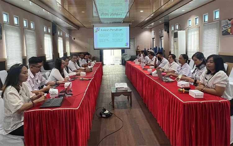 PPID Dislutkan menyimak materi penulisan berita online di Palangka Raya, baru baru ini. (FOTO:CK)