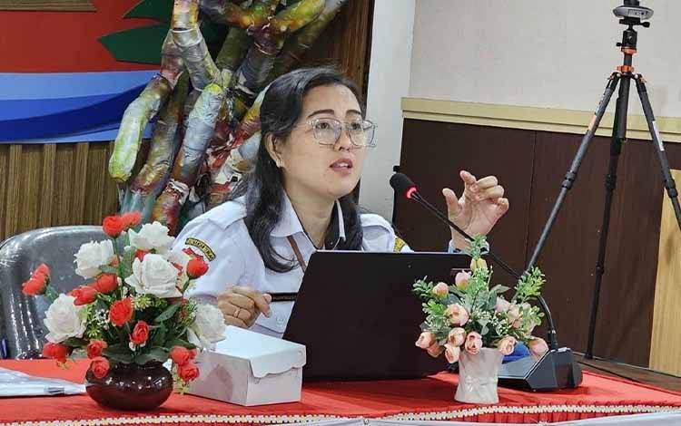 Pranata Humas Dislutkan Provinsi Kalteng, Kristina Djojoatmodjo saat rapat evaluasi dan pelatihan penulisan berita online, di Palangka Raya baru baru ini. (FOTO:CK)