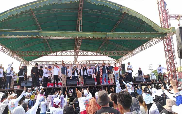 Pasangan calon bupati dan wakil bupati Seruyan nomor urut 1, Muhammad Mukhlis dan Muhammad Aswin saat berorasi di hadapan ribuan massa kampanye akbar di Kuala Pembuang (Foto : Fahrul)