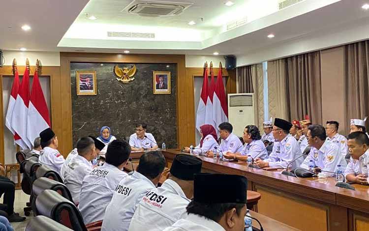 Kepala Badan Percepatan Pengentasan Kemiskinan Budiman Sudjatmiko saat menerima audiensi para delegasi Asosiasi Pemerintah Desa Seluruh Indonesia (Apdesi) di Gedung Utama Sekretariat Negara, Jakarta, Jumat (8/11/2024). ANTARA/HO-BP Taskin