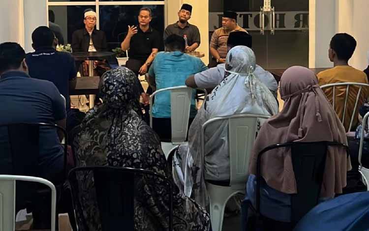 Kepala Dinas Syariat Islam Aceh Zahroel Fajri, selaku Ketua Kafilah MTQ Korpri VII Aceh saat menggelar pertemuan dengan para Kafilah Aceh, di lobi RS Hotel, Palangka Raya, Kamis malam (7/11/2024). (ANTARA/HO/Humas Pemprov Aceh)