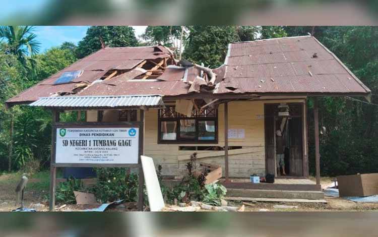 Kondisi bangunan kantor SDN 1 Tumbang Gagu Kecamatan Antang Kalang yang rusak akibat tertimpa pohon, (7/11/2024). (ANTARA/Dokumentasi Pribadi)