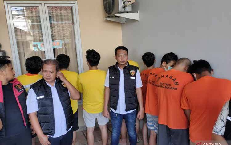 Delapan orang tersangka berinisial RS (31), DAP (27), Y (44), RF (28), ME (21), RH (29), AR (22) dan RD (28) dalam kasus penampungan dan penyewaan rekening judi dalam jaringan (online) internasional di wilayah Kapuk, Cengkareng, Jakarta Barat, Jumat (8/11/2024). ANTARA/Risky Syukur
