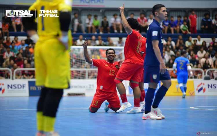 Pemain timnas futsal Indonesia Brian Ick berselebrasi setelah mencetak gol ke gawang Thailand pada laga semifinal ASEAN Futsal Championship 2024 atau Piala AFF Futsal 2024 di Nakhon Ratchasima, Thailand, Jumat (8/11/2024). Dalam pertandingan tersebut, Indonesia melaju ke final setelah menang 5-1 atas Thailand. (ANTARA/HO-Federasi Futsal Indonesia)