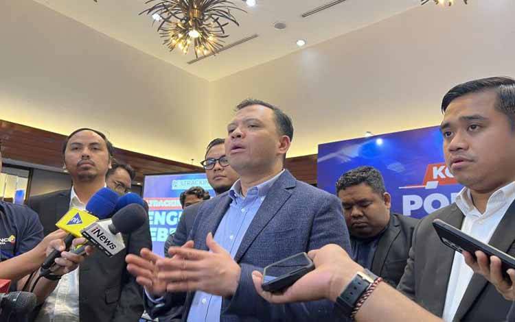 Direktur Eksekutif Poltracking Indonesia Hanta Yuda AR (tengah) memberi keterangan dalam konferensi pers di Jakarta, Jumat (8/11/2024). (ANTARA/Putu Indah Savitri)
