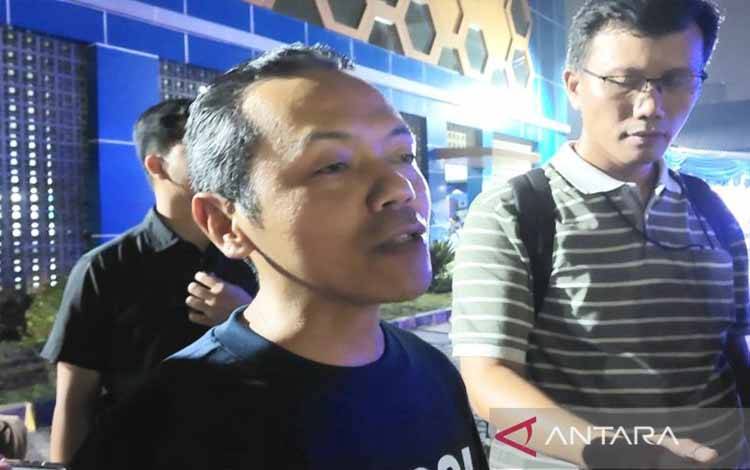 Wamendikdasmen Fajar Riza Ul Haq ditemui usai acara diskusi bersama sastrawan di Kantor Badan Bahasa, Jakarta, Jumat (8/11/2024) malam. (ANTARA/Lintang Budiyanti Prameswari)