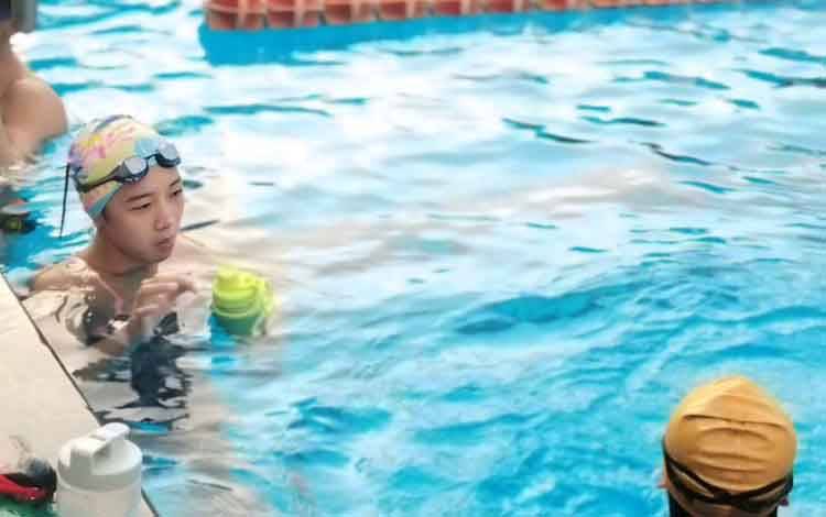 Perenang asal Provinsi Kepulauan Riau (Kepri) Yoshie Honda dipastikan memenuhi panggilan memasuki pelatihan nasional (Pelatnas) untuk persiapam South East Asia Age Group 2024. (ANTARA/HO-KONI Kepri)