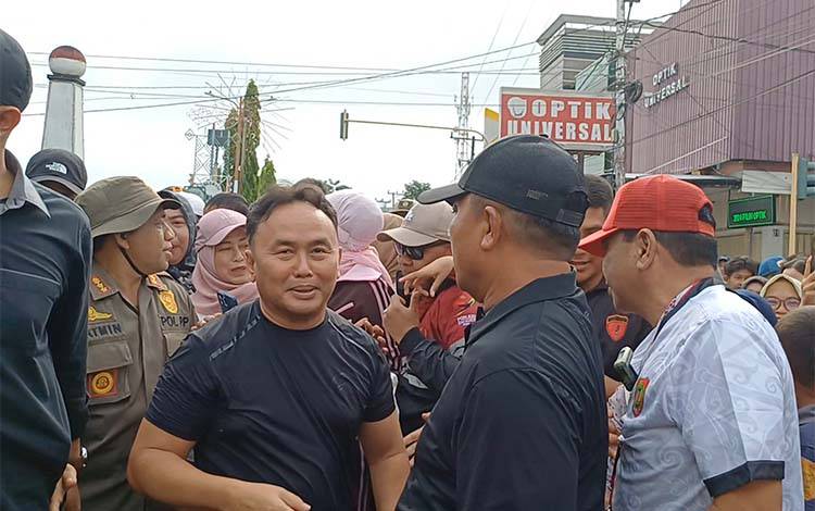 Gubernur Kalimantan Tengah Sugianto Sabran mengikuti jalan sehat hari pahlawan berkah di tengah ribuan masyarakat di Taman Kota Sampit, Minggu, 10 November 2024. (FOTO: DEWIP)