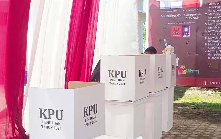 Simulasi pemungutan suara yang dilakukan oleh KPU Kalteng (Foto : PATHUR)