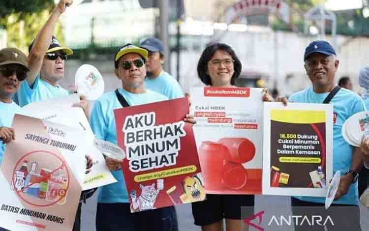 Sejumlah orang dari Forum Warga Kota (Fakta) Indonesia melakukan aksi solidaritas terkait tarif cukai Minuman Berpemanis Dalam Kemasan (MBDK). ANTARA/HO-Fakta Indonesia/aa.