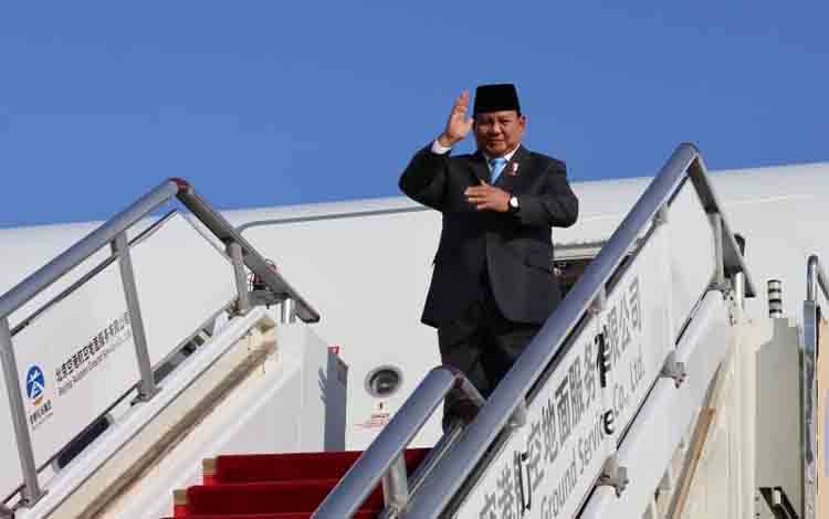 Presiden Prabowo Subianto berdiri di tanggal pesawat untuk berangkat ke Amerika Serikat dari Bandara Internasional Capital, Beijing, China pada Minggu (10/11/2024) (ANTARA/Desca Lidya Natalia)
