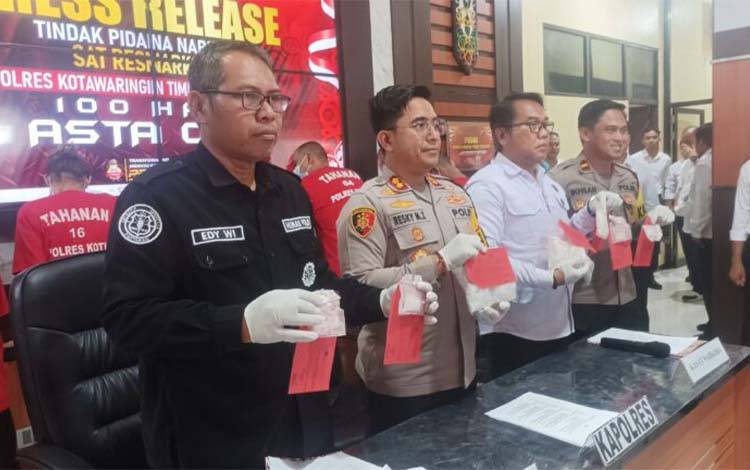 Kapolres Kotim AKBP Resky Maulana Zulkarnain dan jajarannya saat ekspose kasus narkoba, belum lama ini.