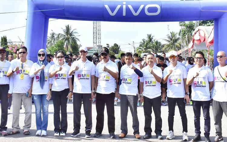 Kepala Badan Kesbangpol Kapuas, Yunabut saat hadiri kegiatan Colour Run yang digelar Bawaslu Kapuas. (FOTO: IST)