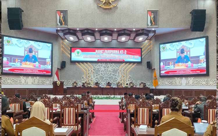 Rapat Paripurna DPRD Kalteng (Foto: MARINI)