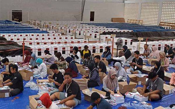 Persiapan logistik Pilkada Kotawaringin Timur. (FOTO: DEWIP)