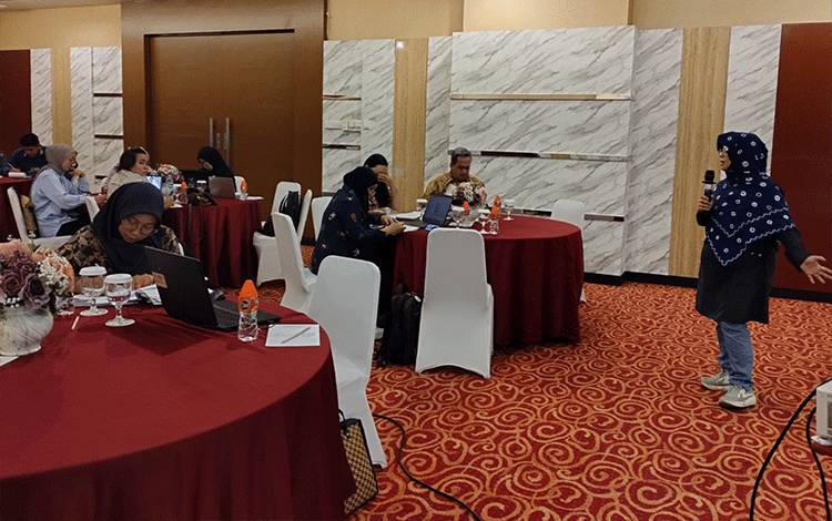Penulis dan Editor Buku Anak, Founder Litara, Eva Nukman menjadi narasumber dalam kegiatan hari kedua Lokakarya Penulisan Cerita Anak Dwibahasa yang diselenggarakan Selasa, 12 November 2024.(FOTO: TESTI PRISCILLA)