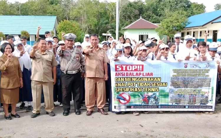 Personil Satlantas Polresta Palangka Raya saat berfoto bersama usai kegiatan Dikmas di SMPN 16 Palangka Raya (Foto : IST)