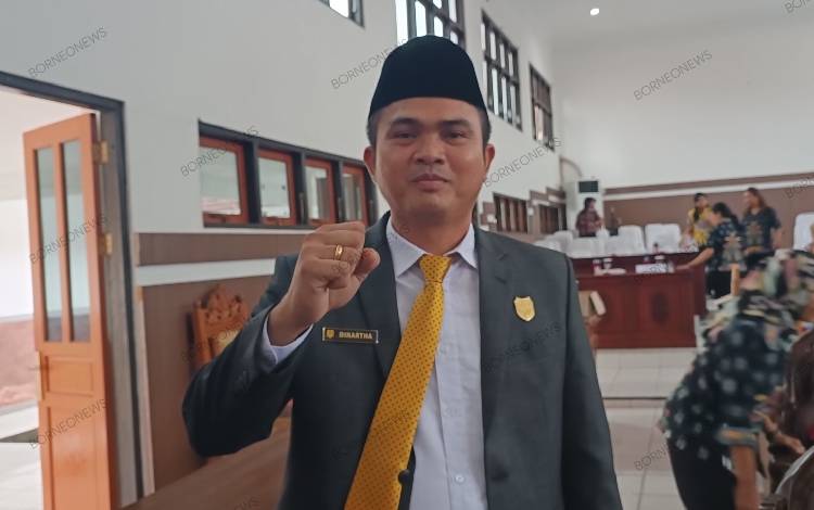 Ketua DPRD Gunung Mas Binartha usai mengikuti rapat paripurna. (FOTO: RISKA YULYANA)