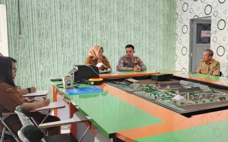 Suasana saat jajaran Dinkes Kapuas terima kedatangan Tim dari SAMSAT Kapuas, Selasa, 12 November 2024. (FOTO: IST)